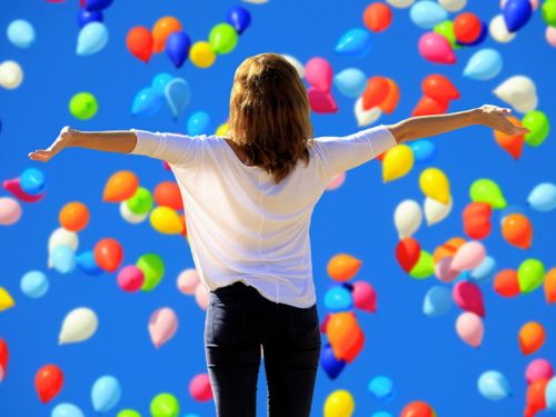 Glückliche Frau mit Luftballons